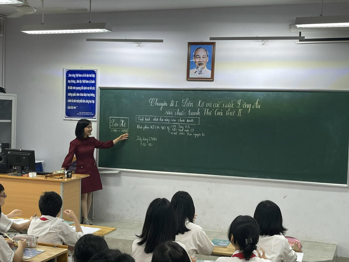 Một giờ học của cô và trò Trường THCS Nhật Tân (Hà Nội).