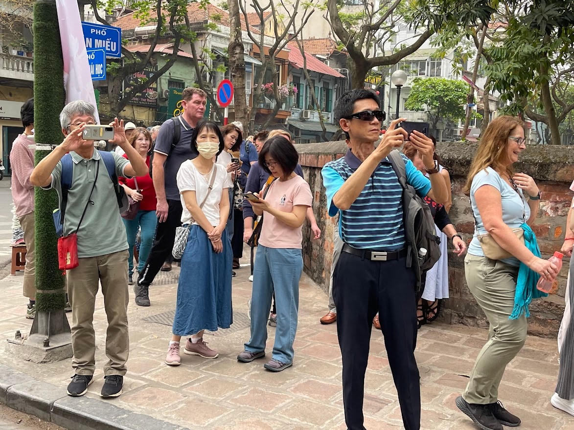 Khách quốc tế tham quan Hà Nội. Ảnh : Quang Vinh.