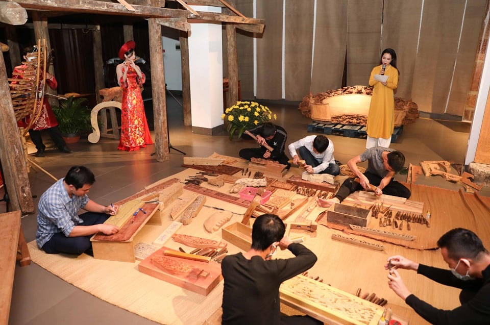 ...và trải nghiệm các loại hình văn hóa dân gian tại chương trình.