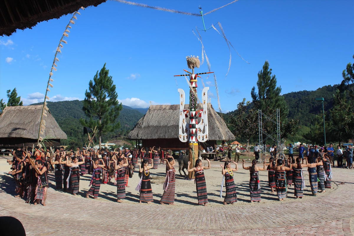 Biểu diễn văn nghệ tại Làng văn hóa, truyền thống Cơ Tu. Ảnh: Đình Hiệp.  