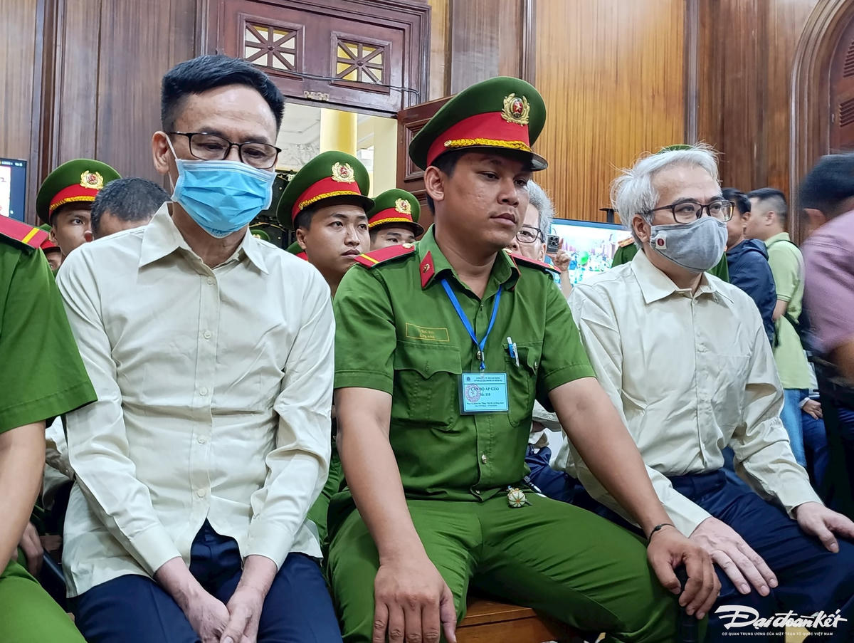 Bị cáo Trần Kỳ Hình, cựu Cục trưởng Cục Đăng kiểm Việt Nam (đầu tiên, bên trái) chỉ thừa nhận một phần hành vi phạm tội.