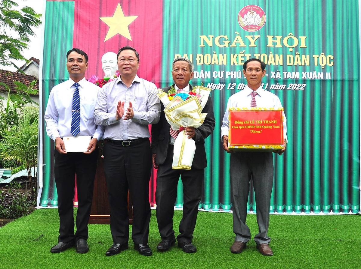 Ông Lê Trí Thanh, Chủ tịch UBND tỉnh Quảng Nam tặng quà cho cán bộ thôn Phú Nam.