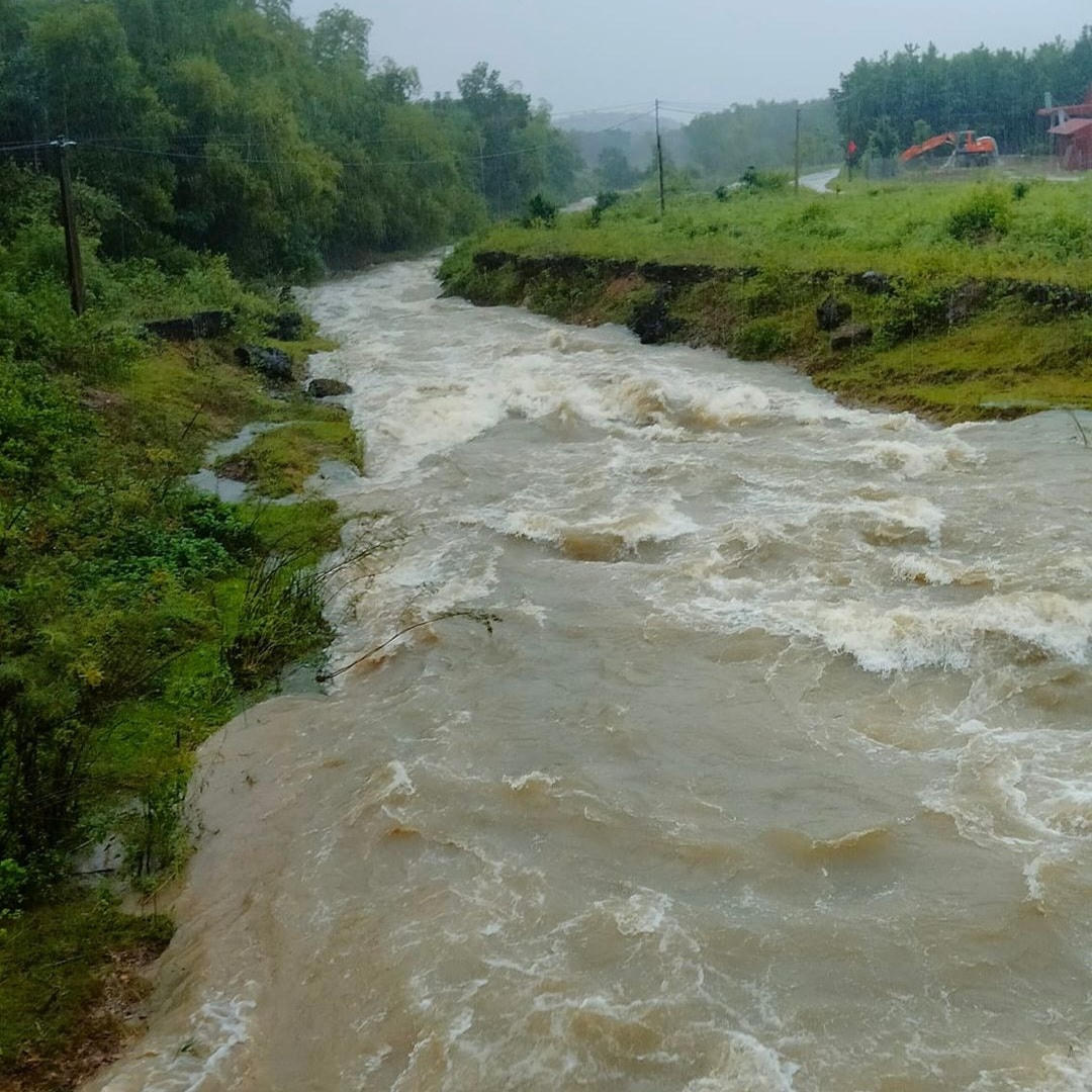 Nước mưa chảy xối xả qua những con mương ở thôn Vân Lương, xã Thành Tiến (huyện Thạch Thành)