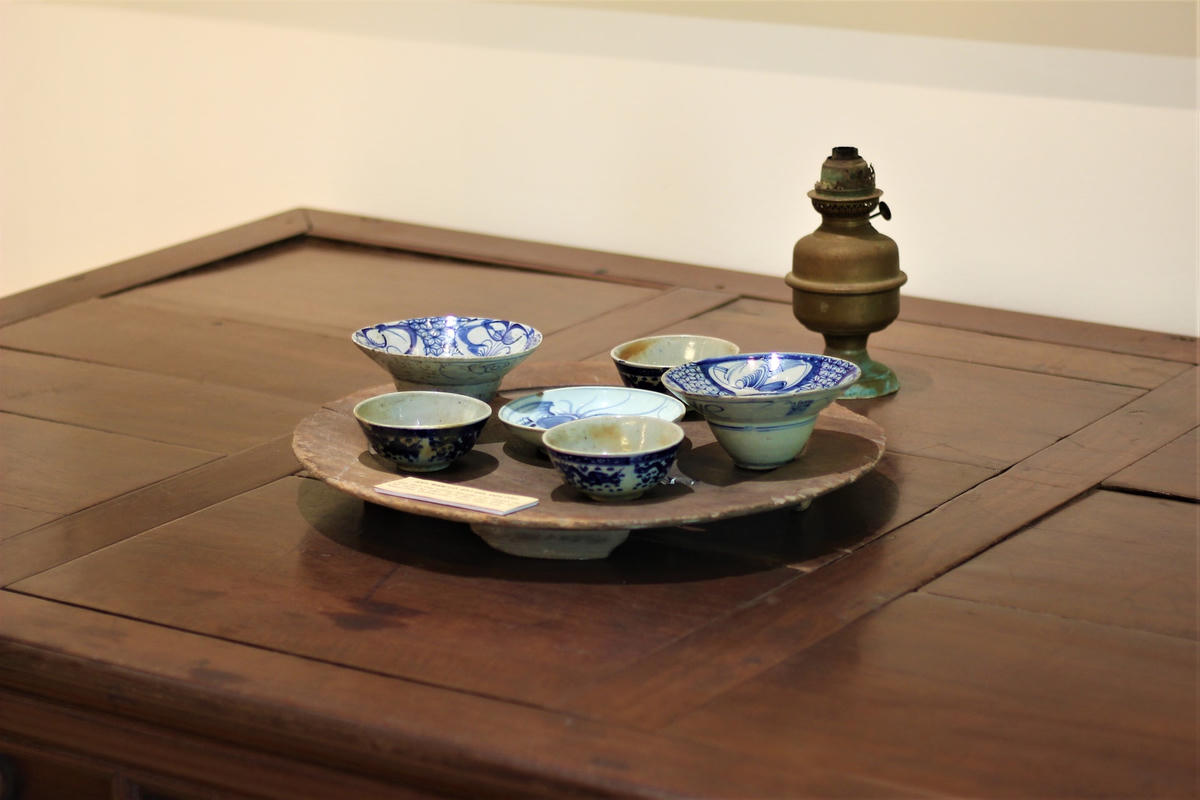 Sập, mâm gỗ, bát, đĩa, đèn dầu gia đình Đại tướng đã sử dụng từ năm 1914 đến năm 1934 tại làng Niêm Phò, huyện Quảng Điền, Thừa Thiên Huế.