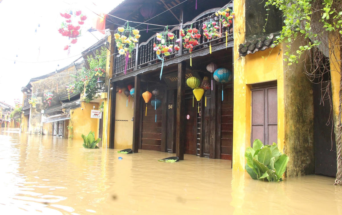 Nhiều ngôi nhà phố cổ Hội An ngập sâu hơn 0,5 m.