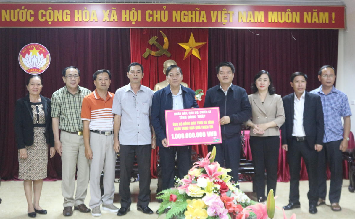 Đoàn công tác tỉnh Đồng Tháp trao biểu trưng ủng hộ Hà Tĩnh 1 tỷ đồng.