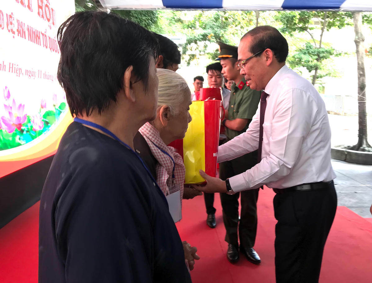 Ông Hoàng Công Thủy, Phó Chủ tịch UBTƯ MTTQ Việt Nam trao quà hỗ trợ người dân tại Ngày hội.