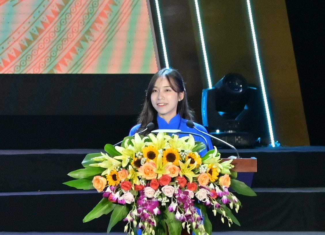 Chị Phan Vũ Thùy Trân, đại diện cho thế hệ trẻ tỉnh Quảng Nam phát biểu tại Lễ Kỷ niệm.