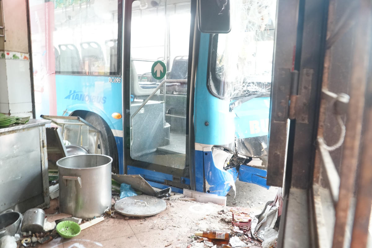  Ngoài ra, khoảng sáu người trên chiếc xe cũng được cảnh sát đưa đi kiểm tra, họ bị xây xát nhẹ ở phần mềm. 