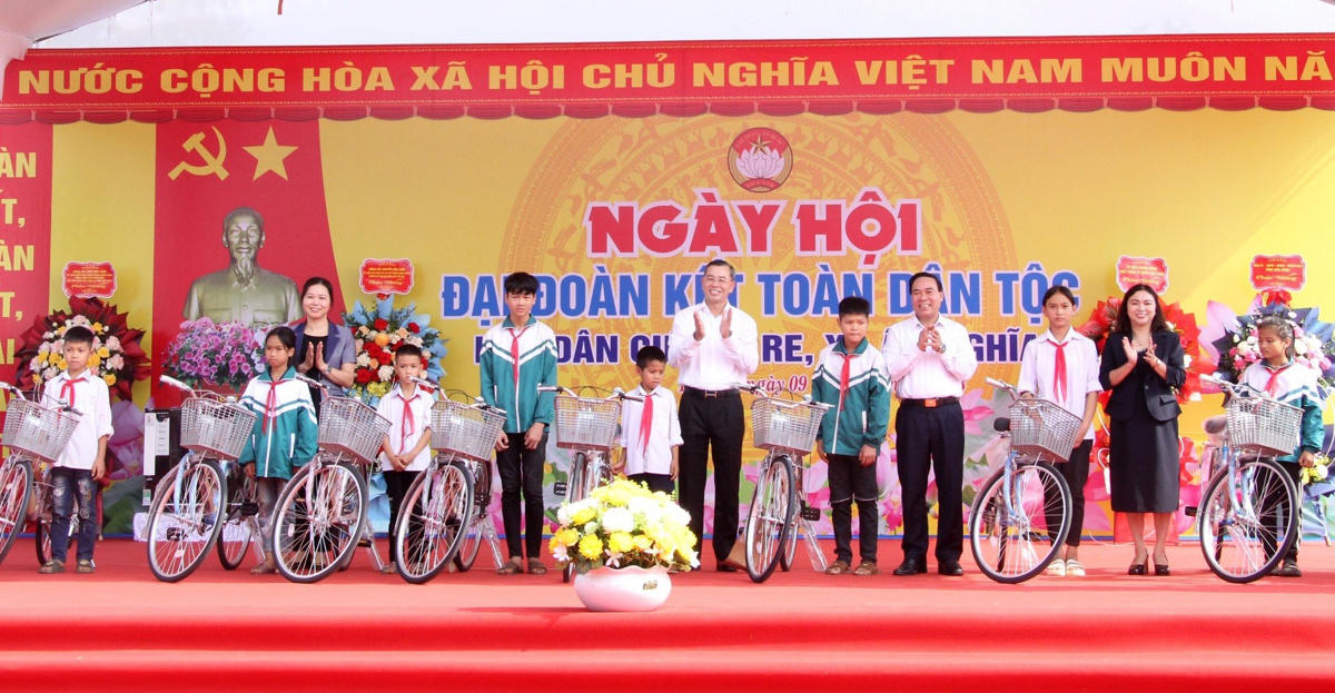 Ông Ngô Văn Tuấn trao tặng 10 chiếc xe đạp cho học sinh nghèo vượt khó.