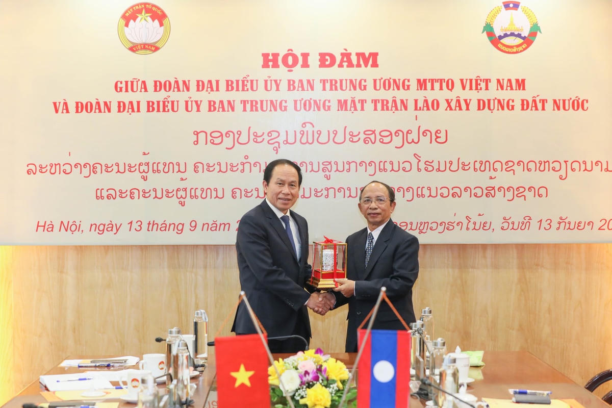 Ông Khampheuy Boutdavieng, Phó Chủ tịch Thường trực UBTƯ Mặt trận Lào xây dựng đất nước tặng quà lưu niệm Phó Chủ tịch - Tổng Thư ký Lê Tiến Châu.