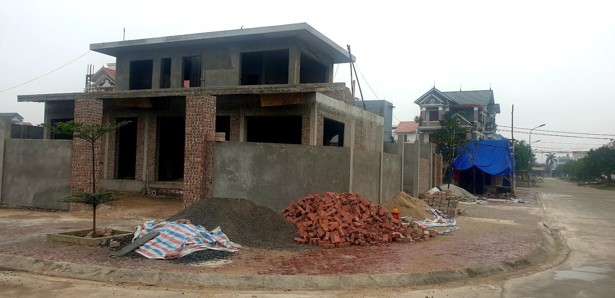 Thời điểm đang xây dựng, sắp đi vào hoàn thiện hồi tháng 3/2023, căn nhà nằm trong Dự án Mở rộng khu dân cư tại khu Vĩnh Tuy 1 này bị đình chỉ xây dựng vì chưa được cấp giấy CNQSDĐ, chưa có giấy phép xây dựng.
