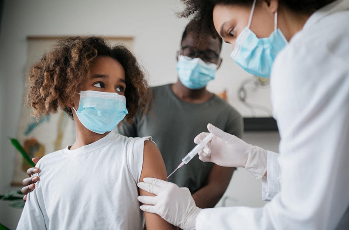 Tiêm vaccine cho trẻ vị thành niên luôn là mối quan tâm hàng đầu của các quốc gia. Nguồn: Getty Images.
