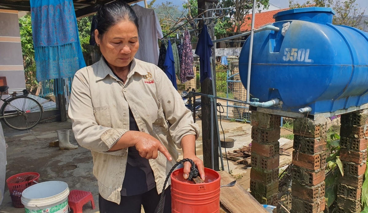 Bà Huỳnh Thị Hai chỉ giếng nước bị ô nhiễm.