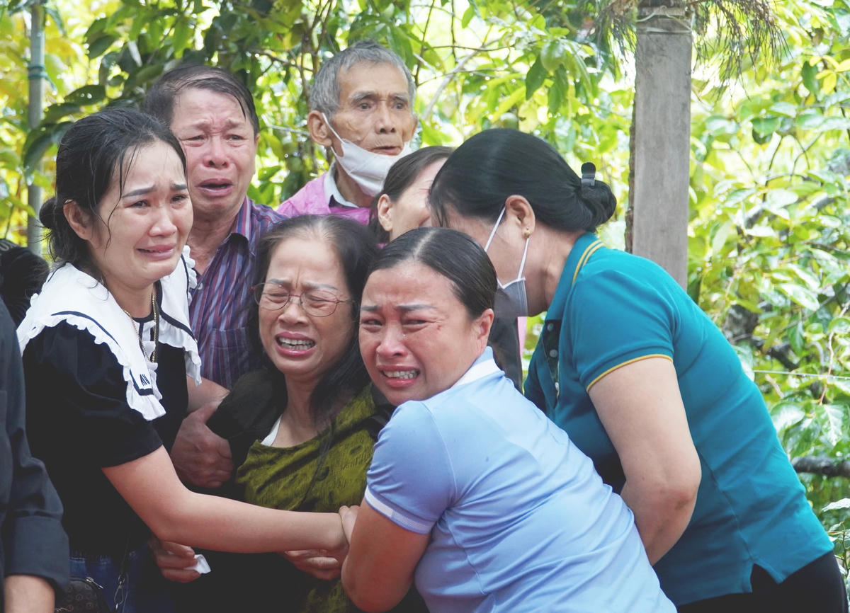 Bà Hoàng Thị Xuyến (64 tuổi) mẹ của liệt sĩ Lê Ánh Sáng khóc ngất khi thấy di ảnh của con.