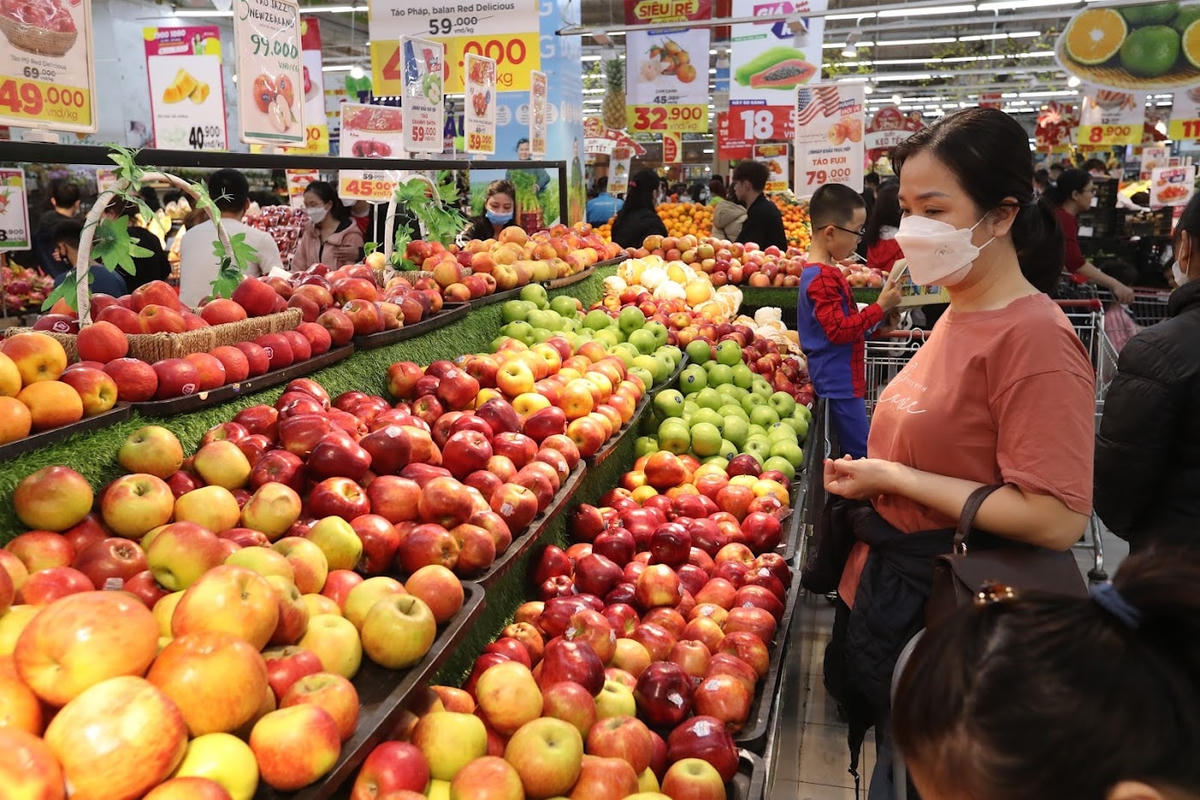 Doanh thu bán lẻ hàng hóa và dịch vụ có xu hướng tăng trở lại. Ảnh: Quang Vinh.