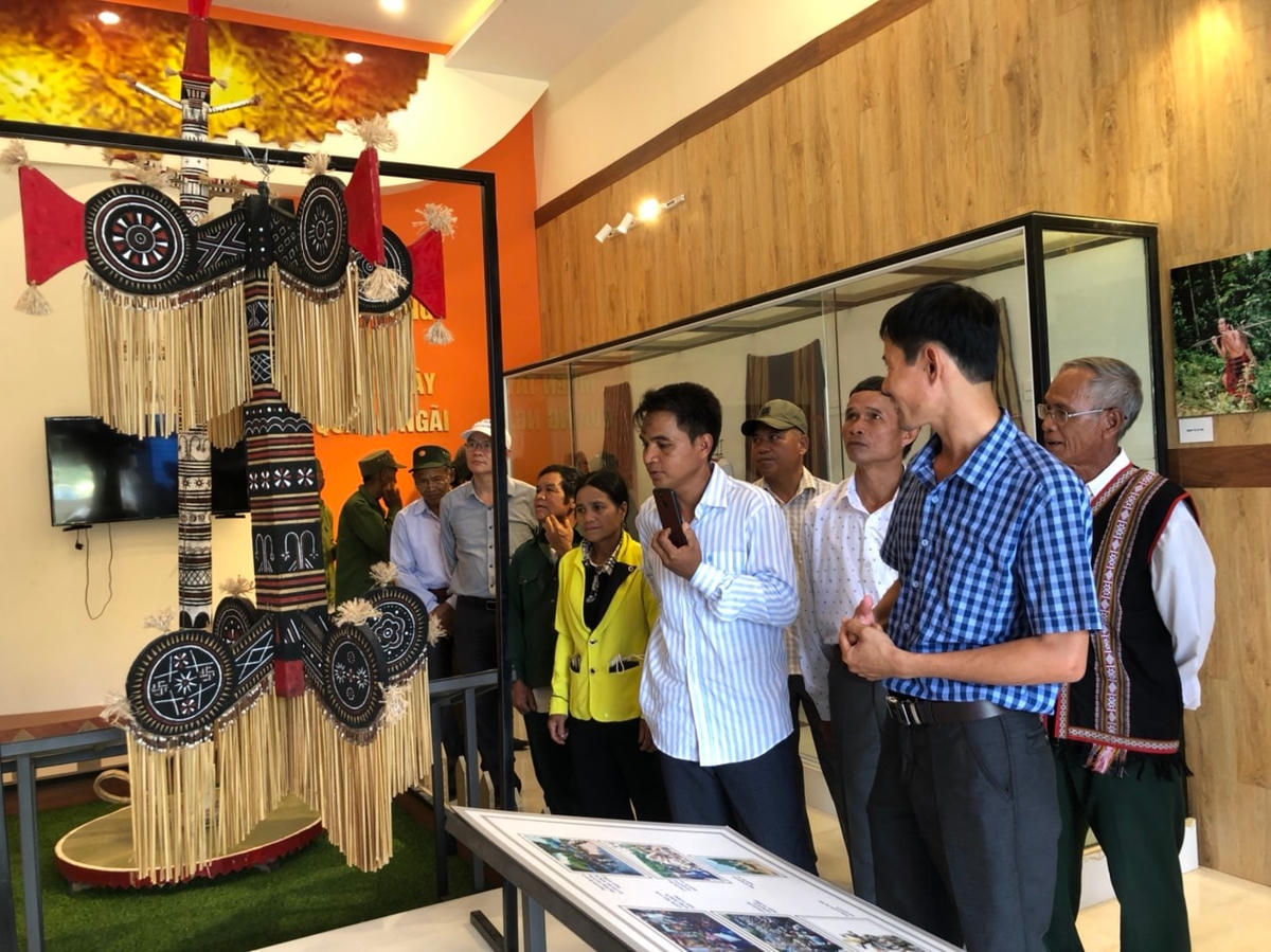Những người có uy tín trong đồng bào DTTS tỉnh Quảng Ngãi thăm bảo tàng tại huyện Trà Bồng. Ảnh: Văn Thư.  