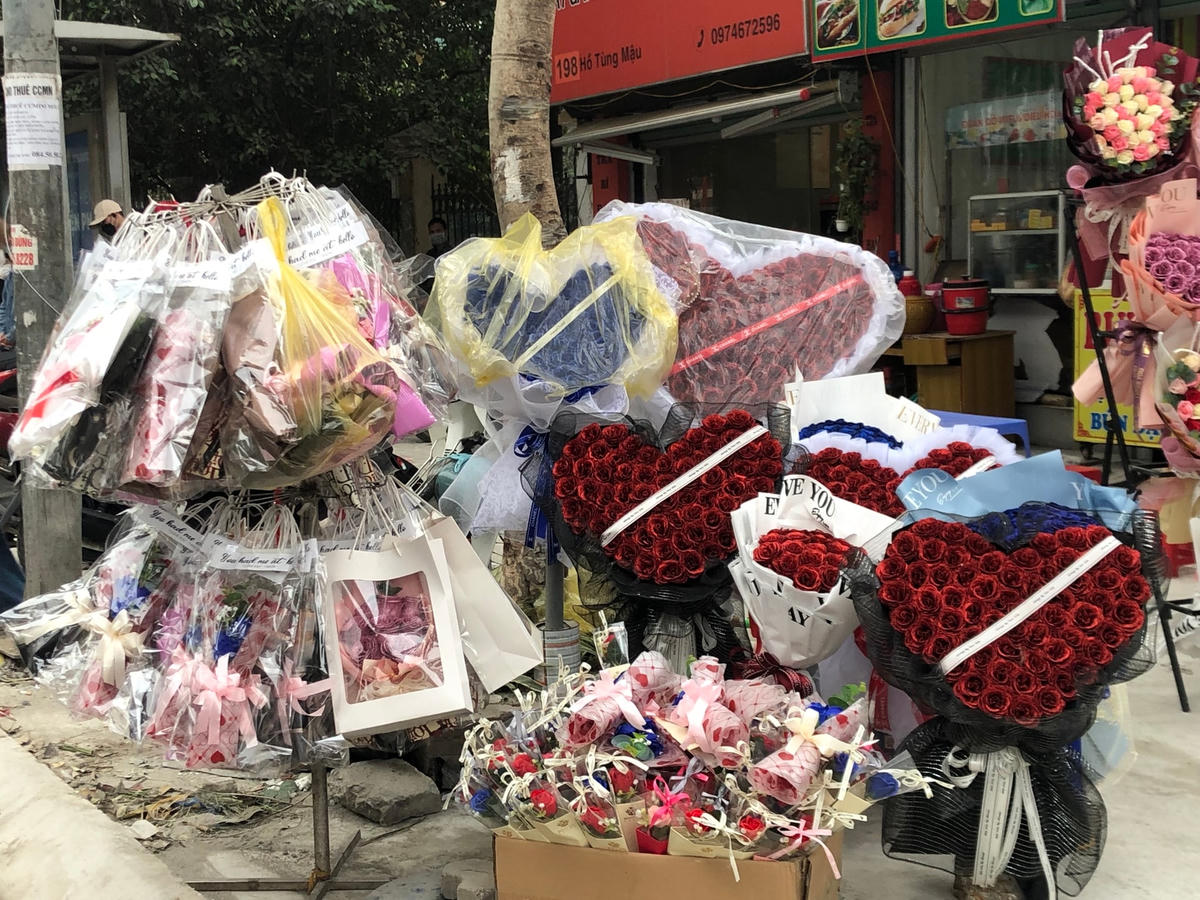 Có thể thấy rằng, dù TP Hà Nội đang cố gắng giành lại vỉa hè cho người đi bộ thì một bộ phận người dân vẫn đang cố tình chây ì lấn chiếm.