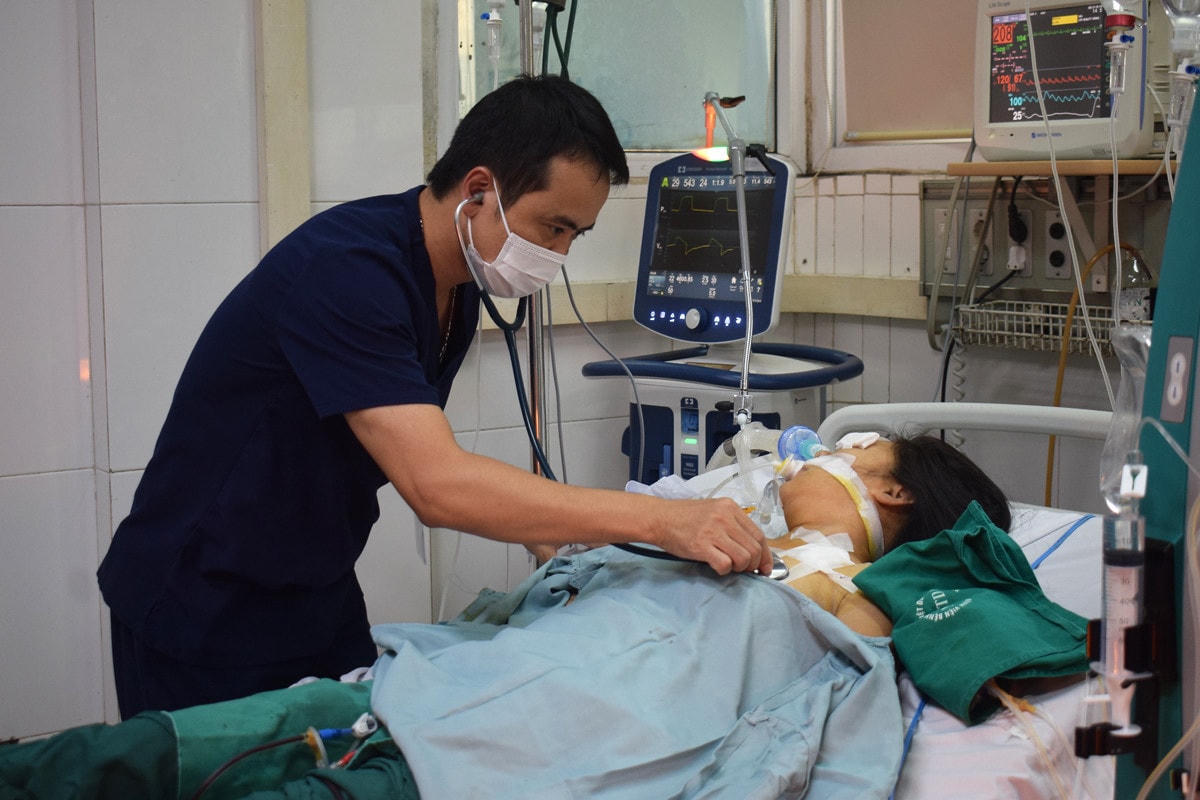 Điều trị cho bệnh nhân mắc sốt xuất huyết tại Bệnh viện Bệnh Nhiệt đới trung ương. Ảnh: TL.