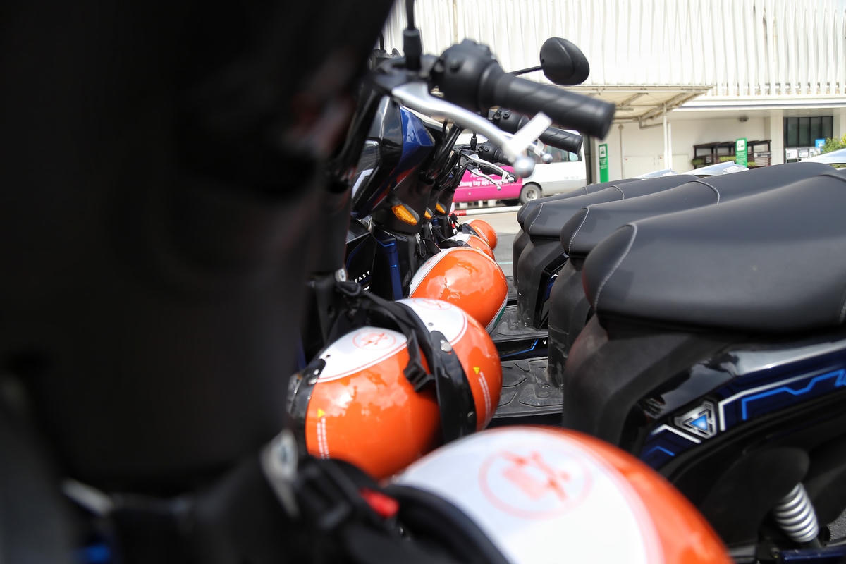 Mỗi chiếc xe điện đều được trang bị đầy đủ mũ bảo hiểm đảm bảo an toàn.