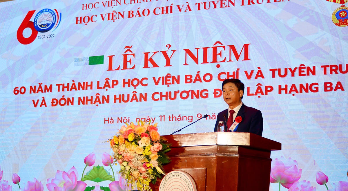 PGS.TS Phạm Minh Sơn, Giám đốc Học viện Báo chí và Tuyên truyền phát biểu tại buổi lễ. 