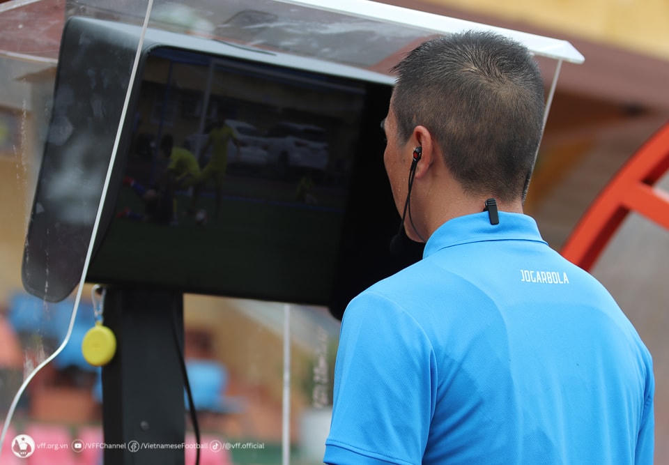 Các trọng tài được thực hành VAR trực tiếp trên sân.