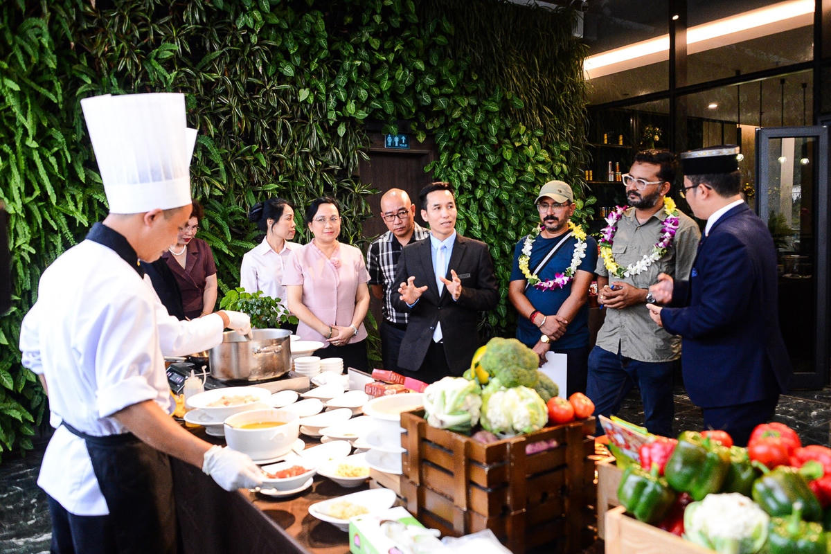 Đoàn khách Ấn Độ tham quan khu chế biến món ăn theo tiêu chuẩn Halal.
