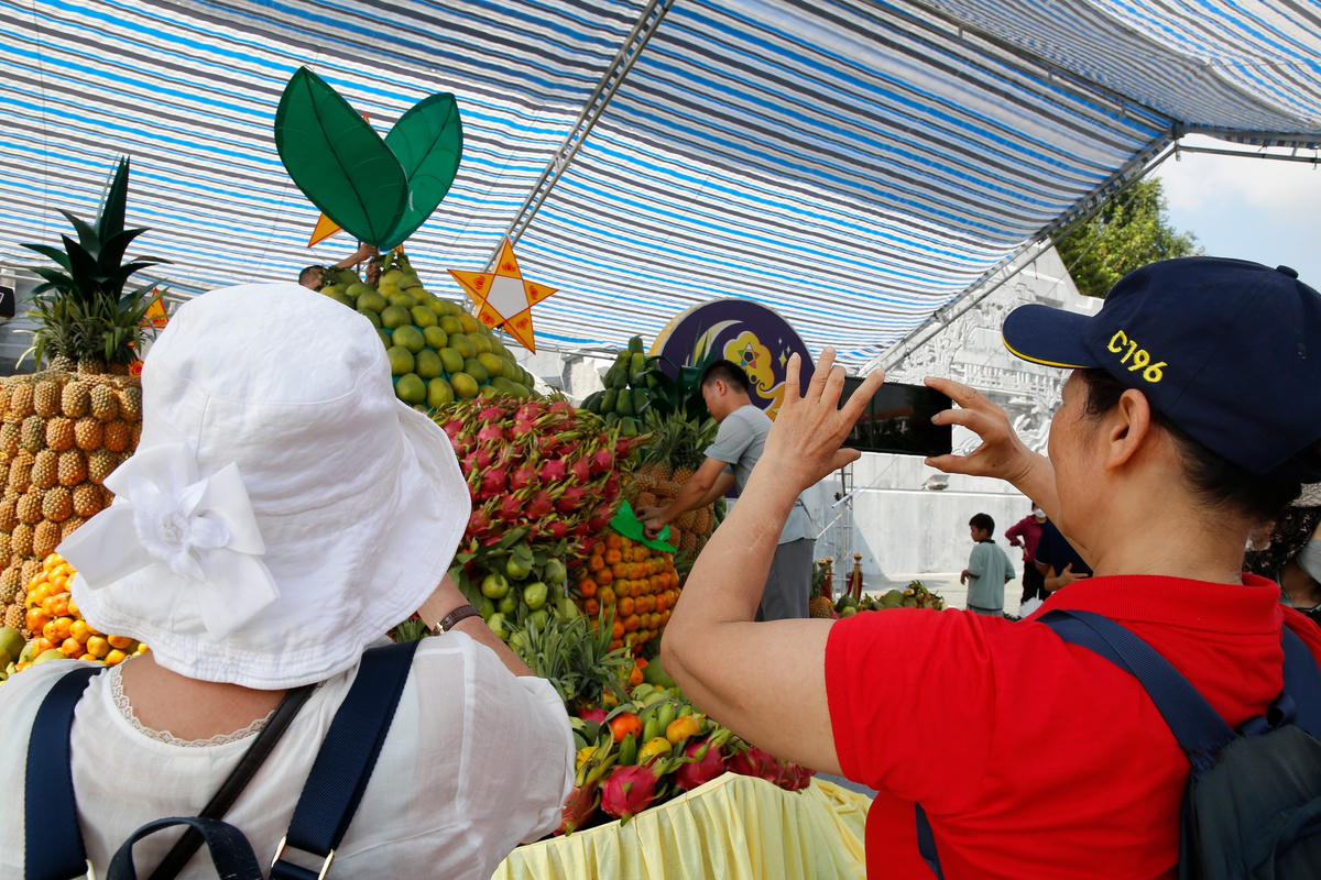 Chị Nguyễn Thuỳ Linh du khách đến từ Hà Nội cho hay, năm nay Lễ hội thành Tuyên khai mạc đúng vào dịp cuối tuần, vì vậy, chị đã cùng gia đình lựa chọn di chuyển lên Tuyên Quang để vui chơi dịp lễ Trung thu.
