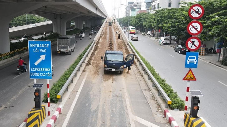 Xe tải, máy xúc đã được lực lượng chức năng huy động để vận chuyển đất đá.