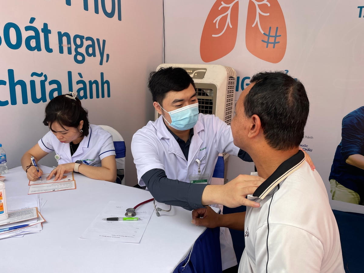 Khám tầm soát ung thư phổi. Ảnh: SKĐS.