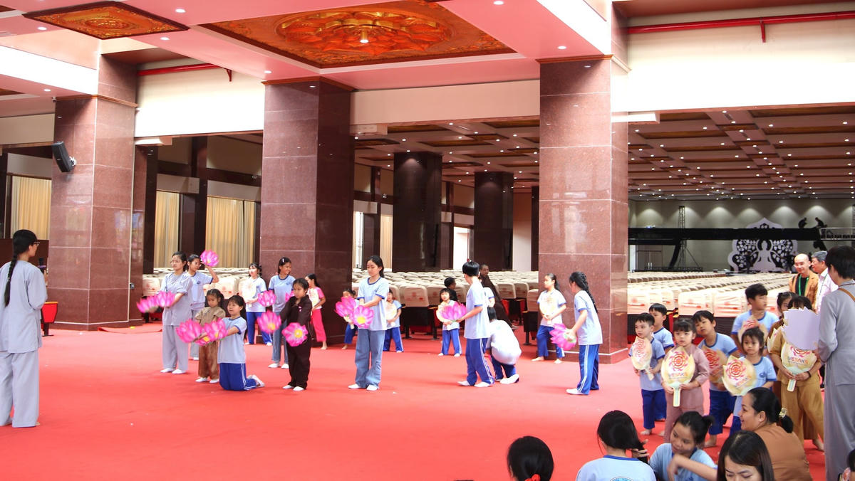 Một tiết mục văn nghệ chuẩn bi cho ngày chính thức Đại lễ.