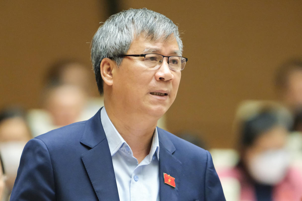 Đại biểu Nguyễn Anh Trí (đoàn Hà Nội): “Cử tri cho rằng chậm triển khai thu phí không dừng là do có gian lận, lợi ích nhóm. Điều này có đúng hay không?”.