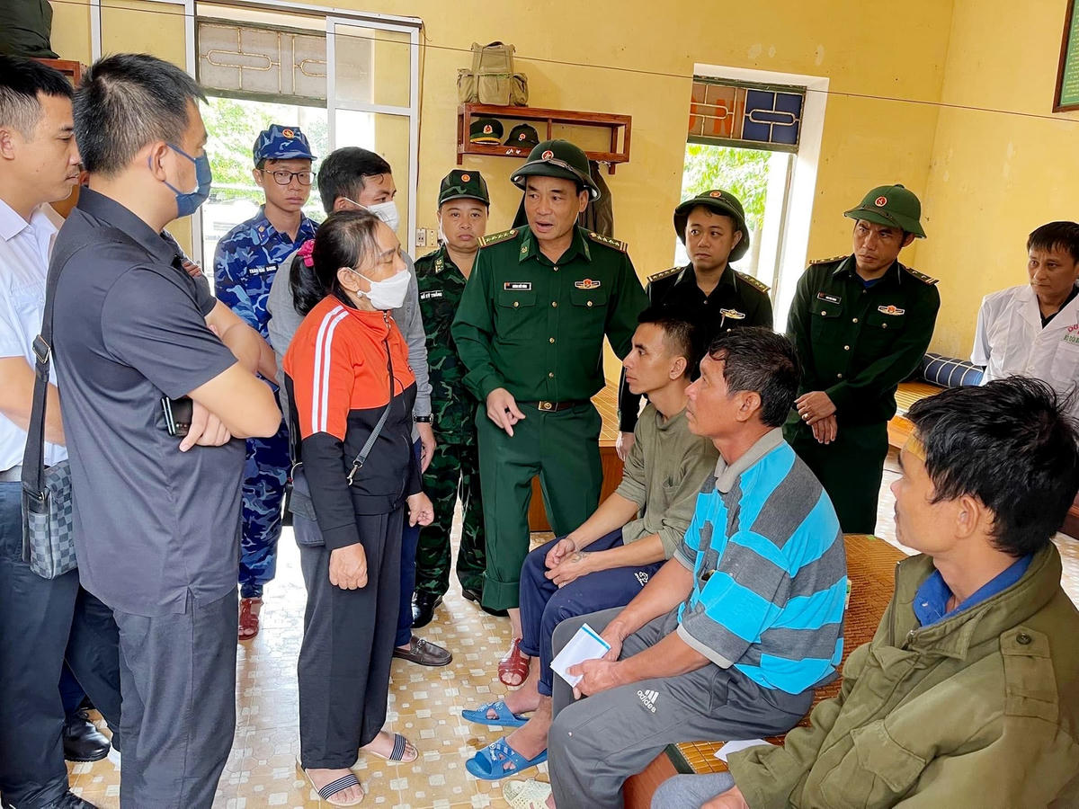 3 thuyền viên trên tàu cá được cứu lên bờ, 3 người khác bị mất tích.
