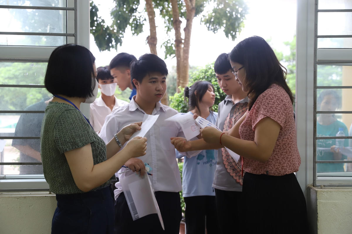 Thí sinh đến điểm thi Trường THPT Bình Liêu.