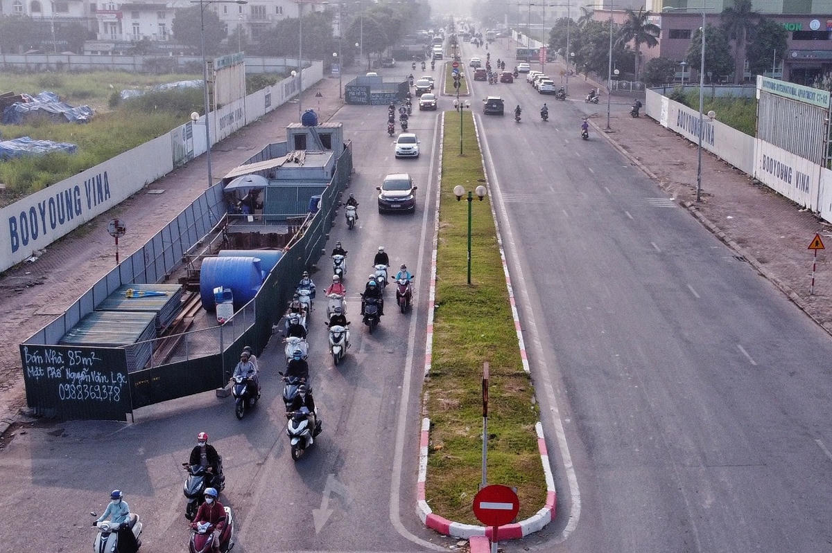 Chị Nguyễn Thị Mai (Mộ Lao, Hà Đông) cho biết: “Hầu như ngày nào tôi cũng phải di chuyển qua tuyến đường này để đi làm. Hơn 1 năm nay tại tuyến đường bỗng mọc lên hàng loạt “lô cốt” rộng hàng chục mét nằm ngay dưới lòng đường mà chẳng thấy thi công làm việc gì cả”.