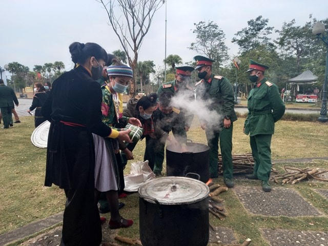 "Gói bánh chưng xanh cùng người nghèo ăn Tết" là hoạt động ý nghĩa nhiều năm nay tại Làng Văn hóa.