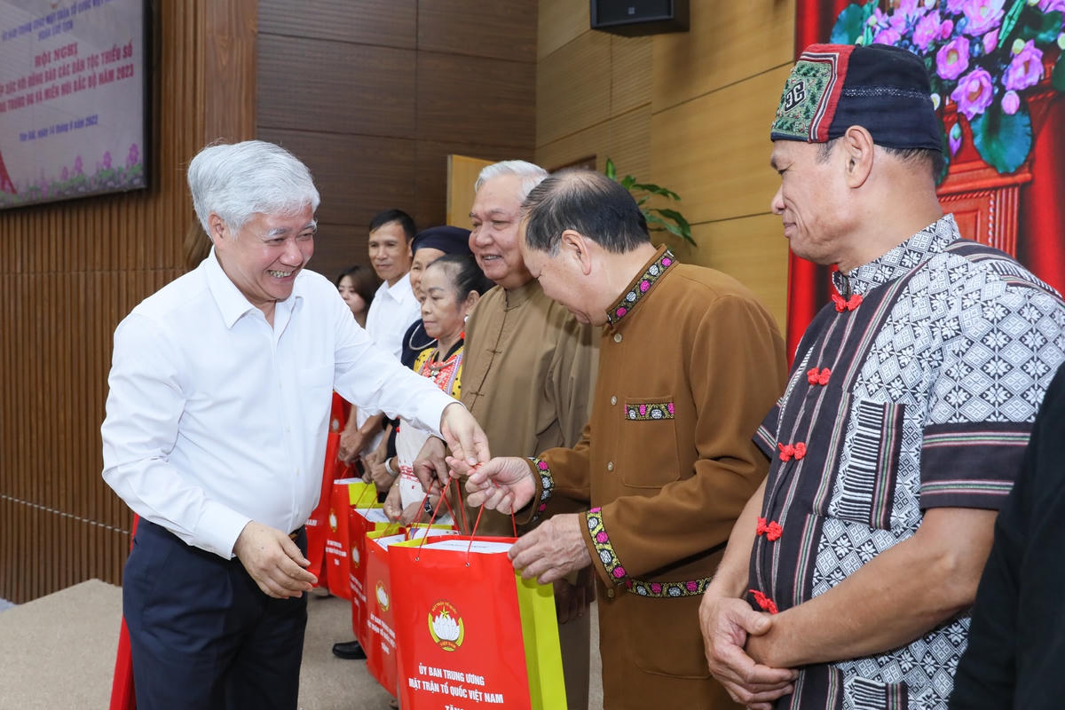 Bí thư Trung ương Đảng, Chủ tịch UBTƯ MTTQ Việt Nam Đỗ Văn Chiến tặng quà cho các đại biểu tham dự Hội nghị.