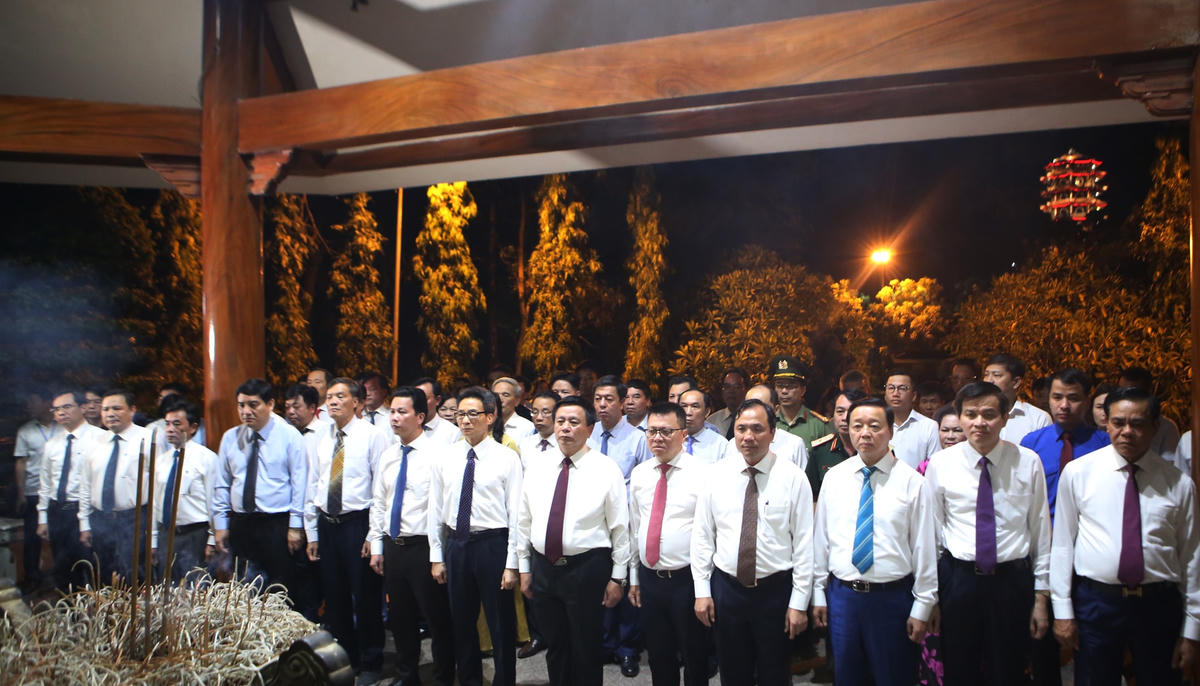 Ông Nguyễn Xuân Thắng và các thành viên trong đoàn đã đến dâng hương, đặt vòng hoa tại Nhà bia tưởng niệm liệt sỹ TNXP toàn quốc - nơi ghi danh hơn 4.000 liệt sĩ TNXP trong cả nước.