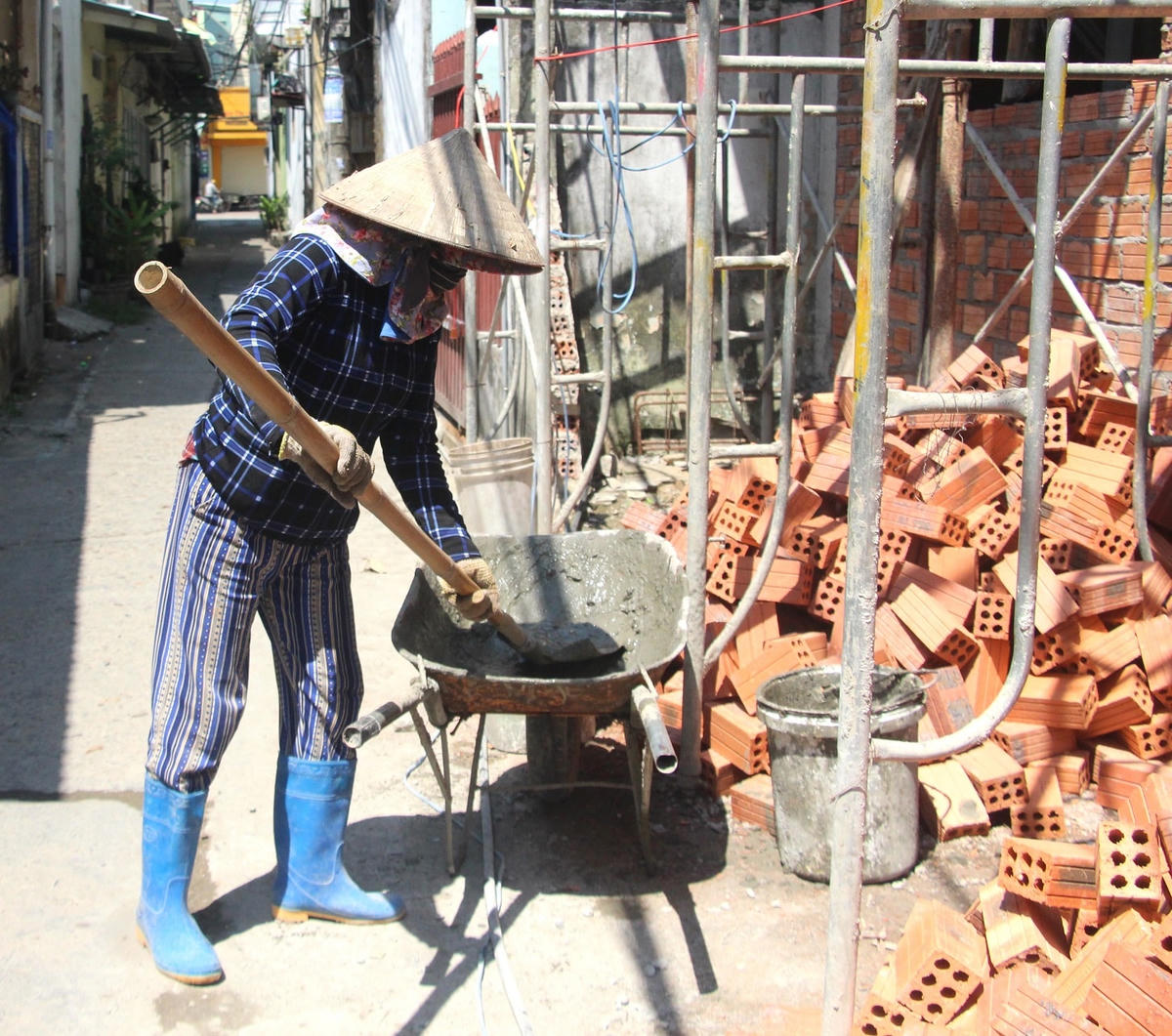 Cô phụ hồ vất vả mưu sinh giữa trời nắng hơn 38 độ C.