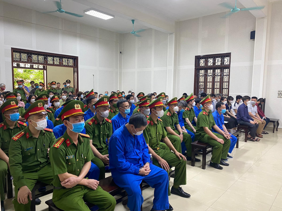 Các bị cáo có mặt tại phiên tòa xét xử sơ thẩm.