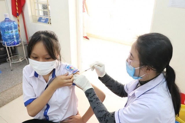 Tiêm vaccine phòng Covid-19 vẫn là biện pháp quan trọng để giảm ca nặng, tử vong.