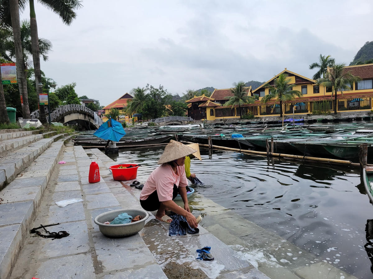 Theo ghi nhận, sau khi KDL phải tạm dừng hoạt động, người dân nơi đây vẫn sinh hoạt bình thường bên dòng sông Ngô Đồng.
