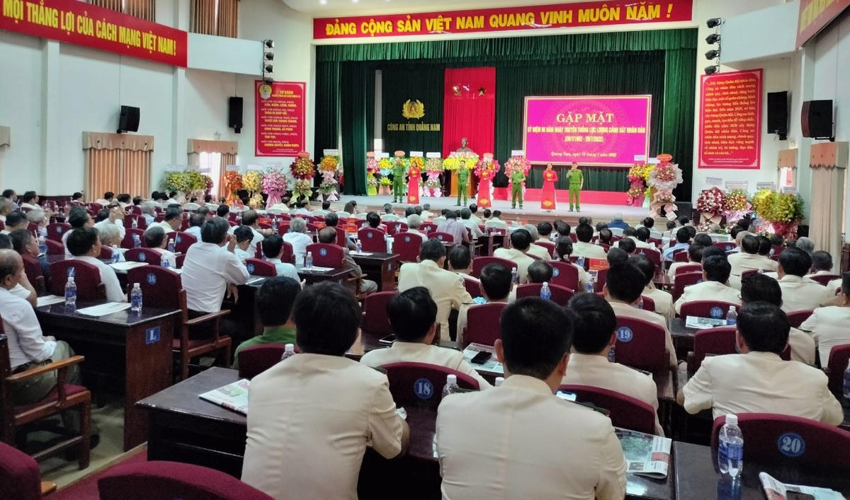Quang cảnh buổi gặp mặt Kỷ niệm 60 năm Ngày truyền thống lực lượng CSND.  