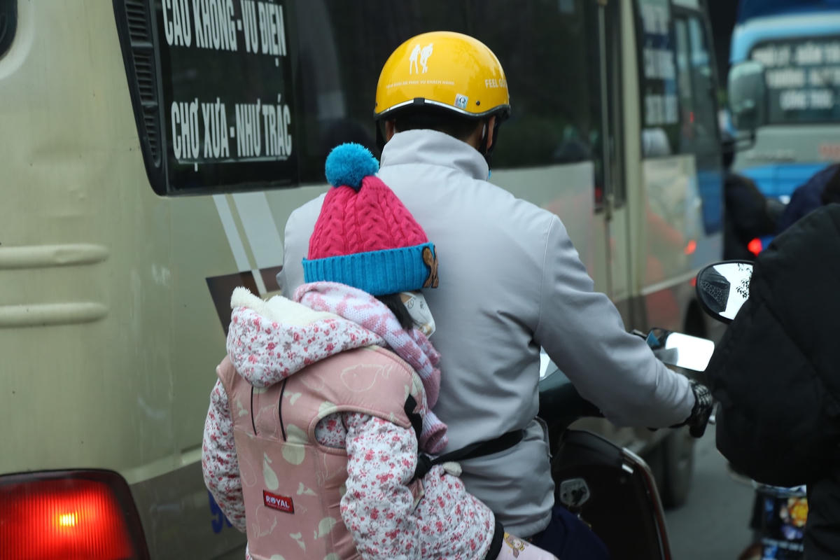 Nhiều em nhỏ tỏ ra khá mệt mỏi khi phải di chuyển quãng đường dài cùng bố mẹ trở về Hà Nội.