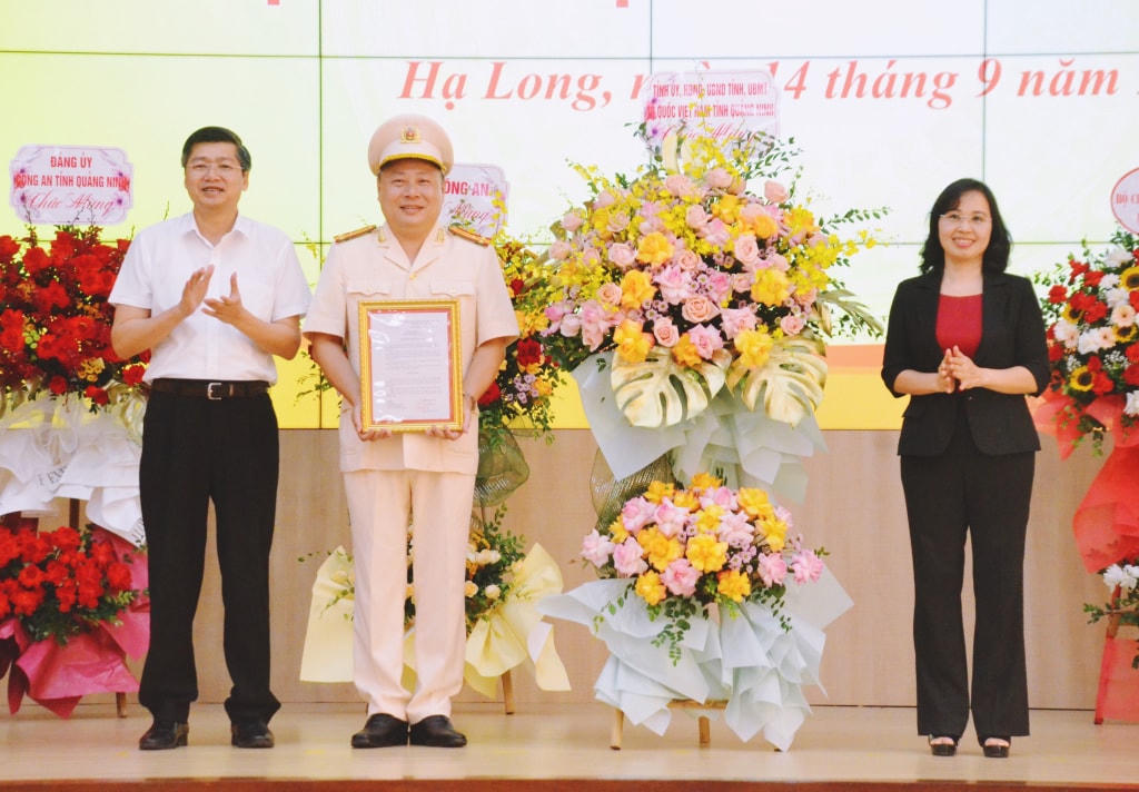 Bà Trịnh Thị Minh Thanh, Phó Bí thư Tỉnh ủy Quảng Ninh tặng hoa chúc mừng Thượng tá Vũ Trung Hiếu trên cương vị mới.