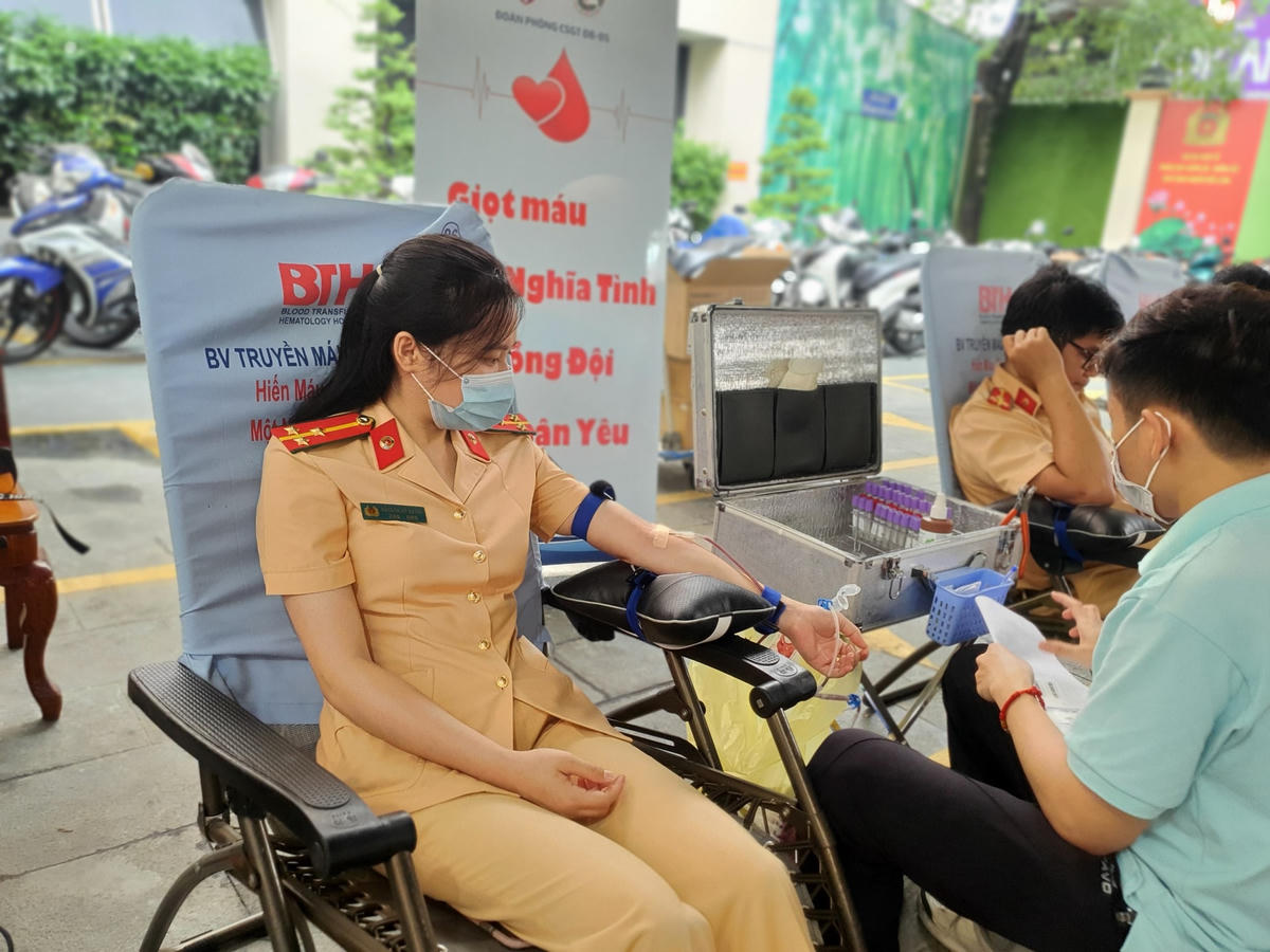 Một nữ chiến sĩ CSGT Công an TP HCM tham gia hiến máu tình nguyện tại chương trình.