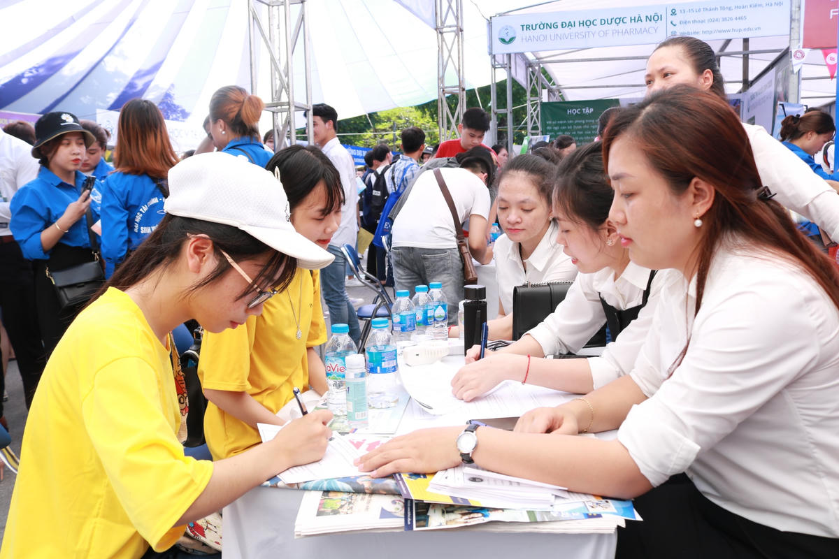 Trường đại học tư vấn tuyển sinh cho thí sinh.