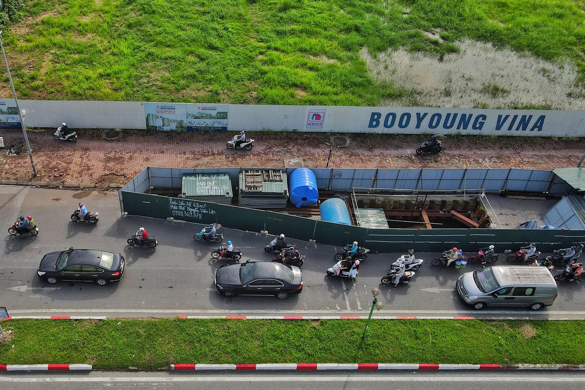 Đặc biệt, các rào chắn nhằm để thi công tại tuyến đường này đã được dựng lên từ lâu, đã nhiều lần hết giấy phép do Sở GTVT Hà Nội cấp, sau đó đã được cấp lại.