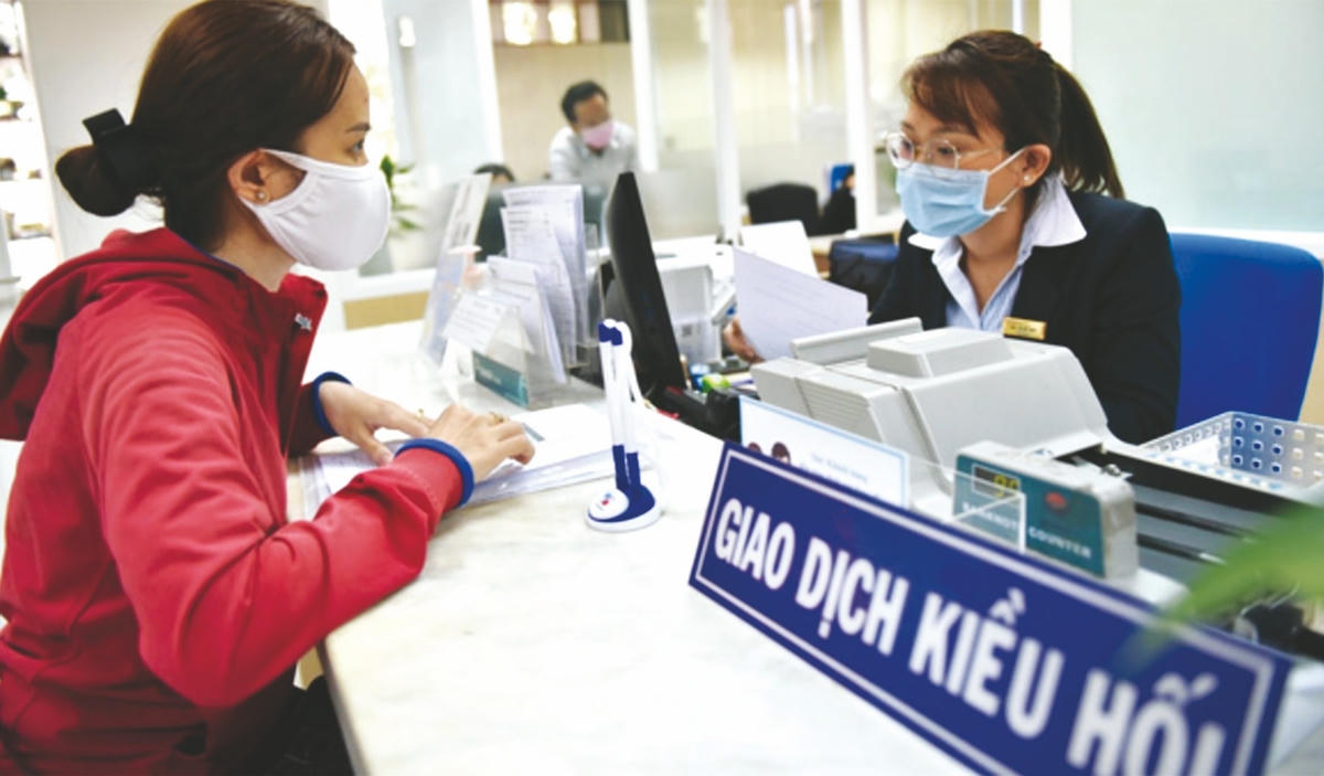 Giao dịch kiều hối tại ngân hàng.