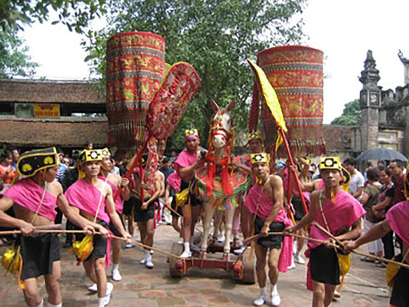 Trong ngày hội làng.